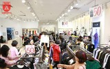 Giới trẻ Hà Nội đổ xô đi mua sắm ngày Black Friday